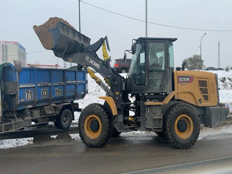 Гурвалжингийн гүүр орчимд элс, цемент, хайрга худалдаалдаг иргэн, ААН-ийг нүүлгэв